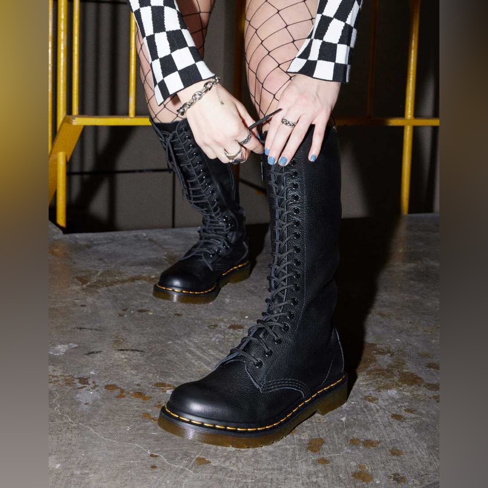 Dr. Martens Women’s 1B60 Virginia Leather Knee High Boots Black Size US 9